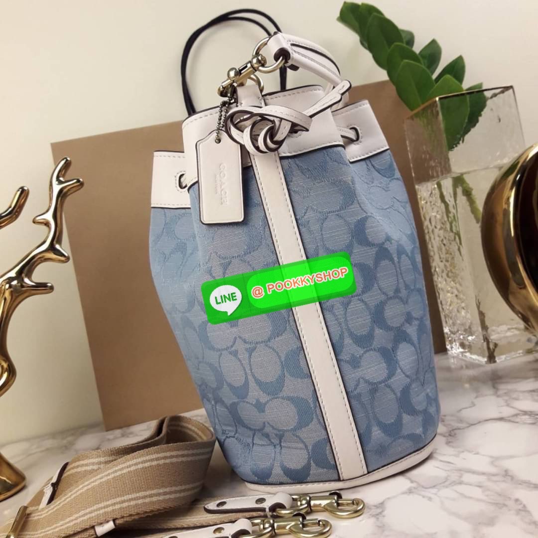 NEW IN HOT ITEM >>ทรงฮิต ติดจรวด หลงรักกันแทบทุกราย😍>>COACH FIELD BUCKET BAG IN SIGNATURE CHAMBRAY (C4693)🍁กระเป๋าสะพายข้างทรงขนมจีบ ทรงสวยมากมาย//วัสดุผ้าทอลาย signature โดดเด่นสียีนส์ ตัดกับขอบหนังแท้คุณภาพ >>มี 2 สายสะ