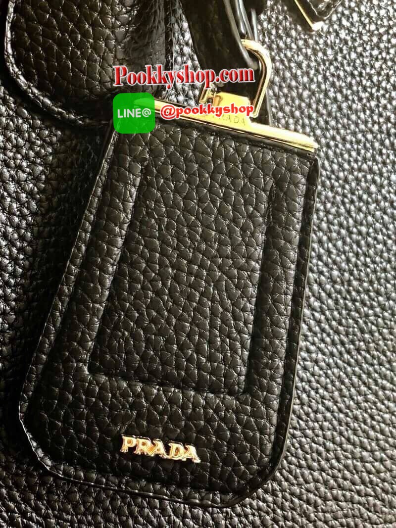 จากแบรนด์ PRADA กระเป๋าหนังลายลิ้นจี่ เคลือบกันน้ำและกันรอยขูดขีด ดูแลง่าย ป้องกันรอยขูดขีดได้ดี ปรับขยายข้างได้ เปิดปิดด้วยซิป ใบนี้มีสายยาวให้คะ เลิศมาก สะพายเป็น shoulder bag ได้เลย ขนาดกำลังดีตัวกระเป๋าไม่หนักมาก ใส่ ipad ของใช้จุกจิกได้หมด จุของได้เย