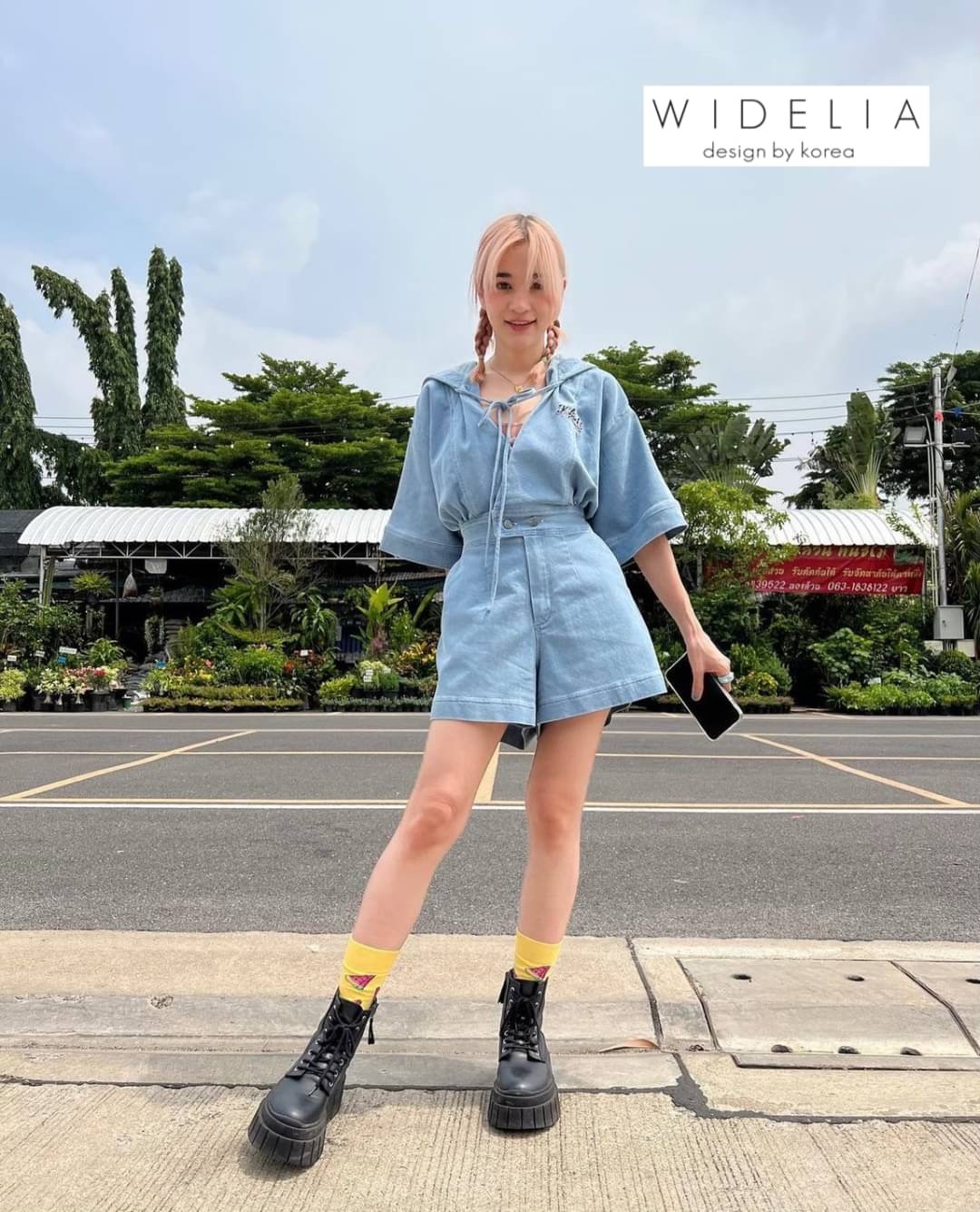 Jumpsuit>>งานดีขนาดนี้ไม่จัดไม่ได้แย้วววว ความสวยเราจัด เต็ม 💯 จั๊มยีนขาสั้นคอวีแต่งฮูดสวยแขนสั้นน่ารักสุดอ่ะ ตัวจั๊มติดกระดุมช่วงเอวเข้ารูปกระเป๋าสองข้าง หลังสม๊อคยีอได้จ้า คัตติ้งเป๊ะ บอกเลยมันสุดยอดจริงๆ ใส่เที่ยวถ่ายรูป รับรองน่ารักใช่ย่