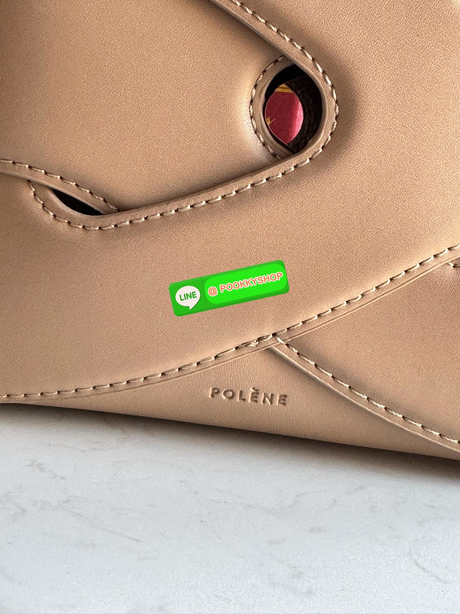 💕 Polene Nodde EDITION SMOOTH ใครที่อยากได้กระเป๋าเรียบๆ แต่ดูมีอะไร ขอแนะนำรุ่น Nodde หิ้วแล้วสวยแบบ Quiet Luxury โลโก้แบรนด์ถูกปั๊มไว้บริเวณด้านล่างของกระเป๋าอย่างประณีตจนแทบสังเกตไม่เห็น ฐานกระเป๋าถูกออกแบบมาให้เนียนเรียบ ปราศจากหมุด ในขณะที่ด้