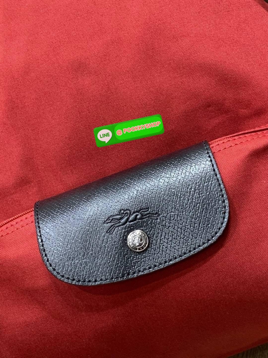 Longchamp by shayne oliver Backpack คอลเลคชั่นแบบลิมิเตทแบบเท่ๆ ที่ออกแบบโดย Shayne Oliver นักดีไซน์เนอร์ชื่อดังระดับโลก ด้วยรูปทรงกระเป๋าเป้ที่ออกแบบมาไม่เหมือนใคร สามารถจัดเป็นกระเป๋าใบใส่เสื้อผ้าได้อีกใบ ด้วยรูปทรงที่กว้างทำให้ใส่ของได้เยอะจุใจ กระเป๋า