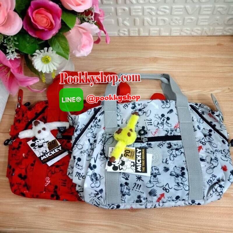 Disney's® 90 Years of Mickey Mouse Handbag 👍 รุ่น ART size M 👍กระเป๋าผ้าคิปลิงสะพายไหล่ได้ ครอสบอดี้ได้ มีสายยาวให้ 👍สามารถปรับสไตล์กระเป๋าได้2รูปแบบ เป็นtote หรือเก็บหูกระเป๋าก็ได้ 👍ช่องใหญ่ใส่ของได้จุ เปิดปิดด้วยซิป