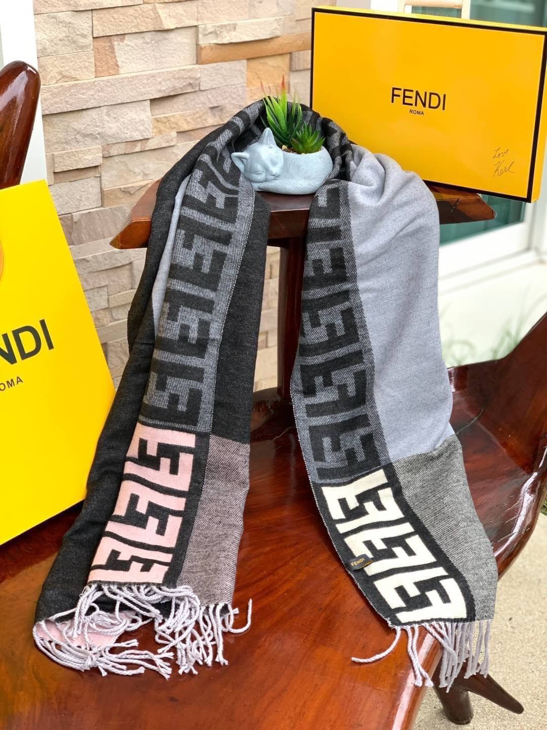 Fendi Scarves For Women’s Accessories แบรนด์แฟชั่นชั้นนำจากอิตาลี ส่งมอบความรู้สึกดีๆให้กับคนที่คุณรัก ในรูปแบบผ้าพันคอและผ้าคลุมไหล่ผืนใหญ่เพิ่มความอบอุ่น ถักทอด้วยผ้าcashmere เนื้อผ้านิ่ม สัมผัสนุ่มมือ ทอลายในตัว สีและลายคมชัด เหมาะสำหรับเป็นของฝาก ของข