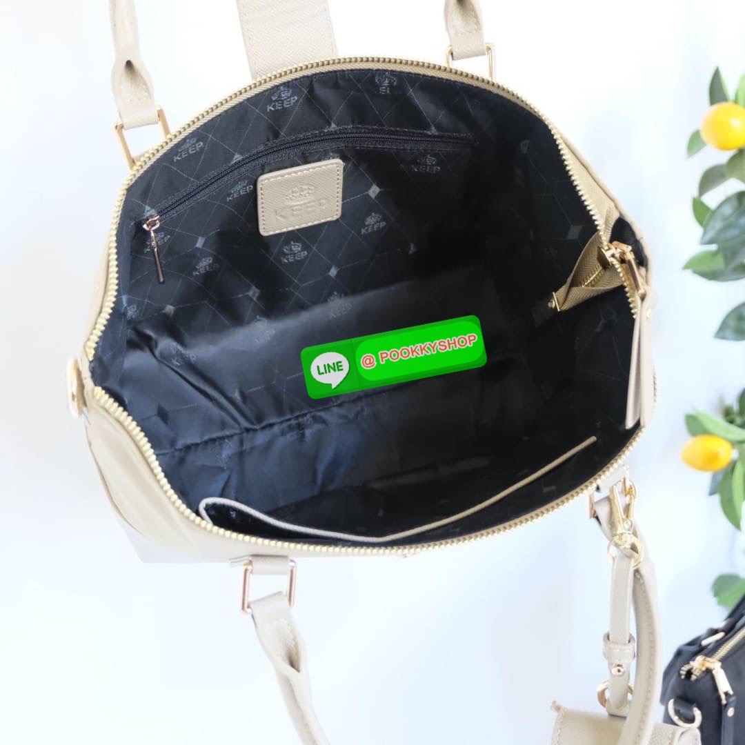 คอลเลคชั่นใหม่ รุ่นขายดี KEEP ‘ Phony bag ‘ อีกรุ่นที่ ถูกถามเข้ามาเยอะที่สุด เป็นกระเป๋า size กลางๆที่ ดีไซน์ให้ออกมาเรียบ หรู หยิบมาใช้งานได้ในทุกๆ วัน