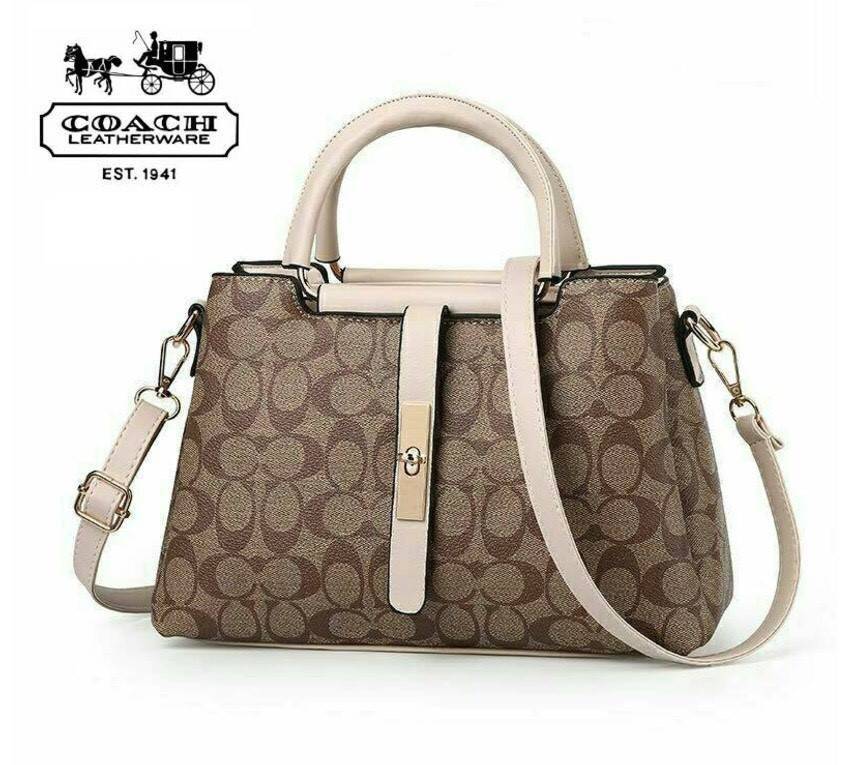 สินค้าดีมีคุณภาพ งานขายดีพร้อมส่งเลยค่ะ!! กระเป๋าสะพายทรงถือสไตล์งานแบรนด์ วัสดุ pu พิมพ์ลายโลโก้ เนื้อหนานุ่มขึ้นทรงคุณภาพดีไม่ซึมน้ำ ดีไซน์เรียบหรูดูดี หูจับกระเป๋าอย่างหนาแต่งอะไหล่แบบสายเข็มขัดด้านหน้าเก๋มากค่ะ ช่องใส่ของแบ่ง 3 ช่อง ใส่ของได้เป็นระเบี