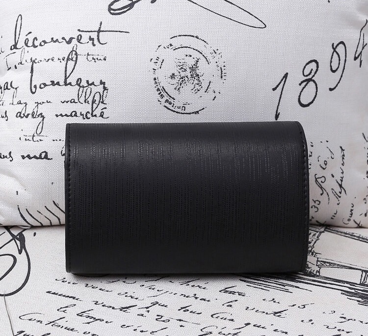 กระเป๋าสตางค์ กระเป๋าคลัชมือ กระเป๋าสะพายข้าง สีดำ เนื้อสวย เรียบหรู คุณหนูมากๆคะ size :ยาว19*สูง12*หนา 6cm
