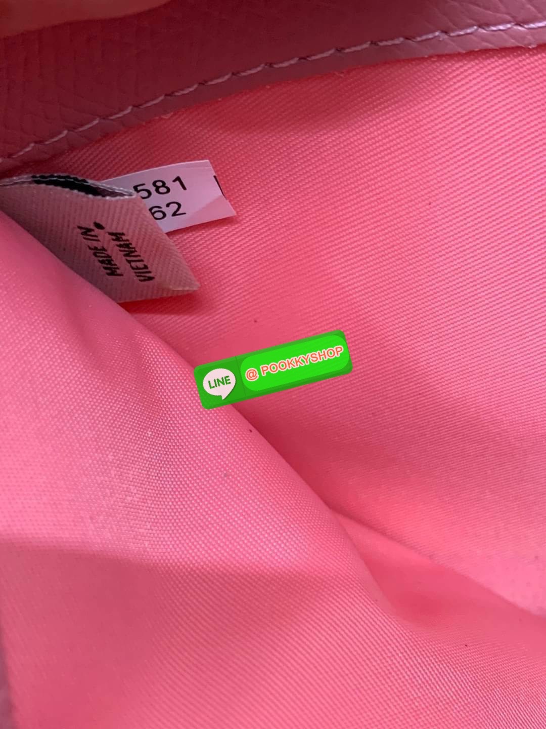 COACH MEDIUM CORNER ZIP WALLET IN SIGNATURE CANVAS ((53562)) 💋กลับมาอีกครั้งค่ะ! กระเป๋าเงินใบกลางหนัง pvc canvas สวยงามค่ะ เปิดปิดช่องหลักด้วยกระดุมภายในมีช่องเสียบบัตรได้ถึง10ช่อง ช่องใส่ธนบัตรหนึ่งช่อง; และช่องซิปสำหรับใส่เหรียญอีกสองช่อง แยกสั