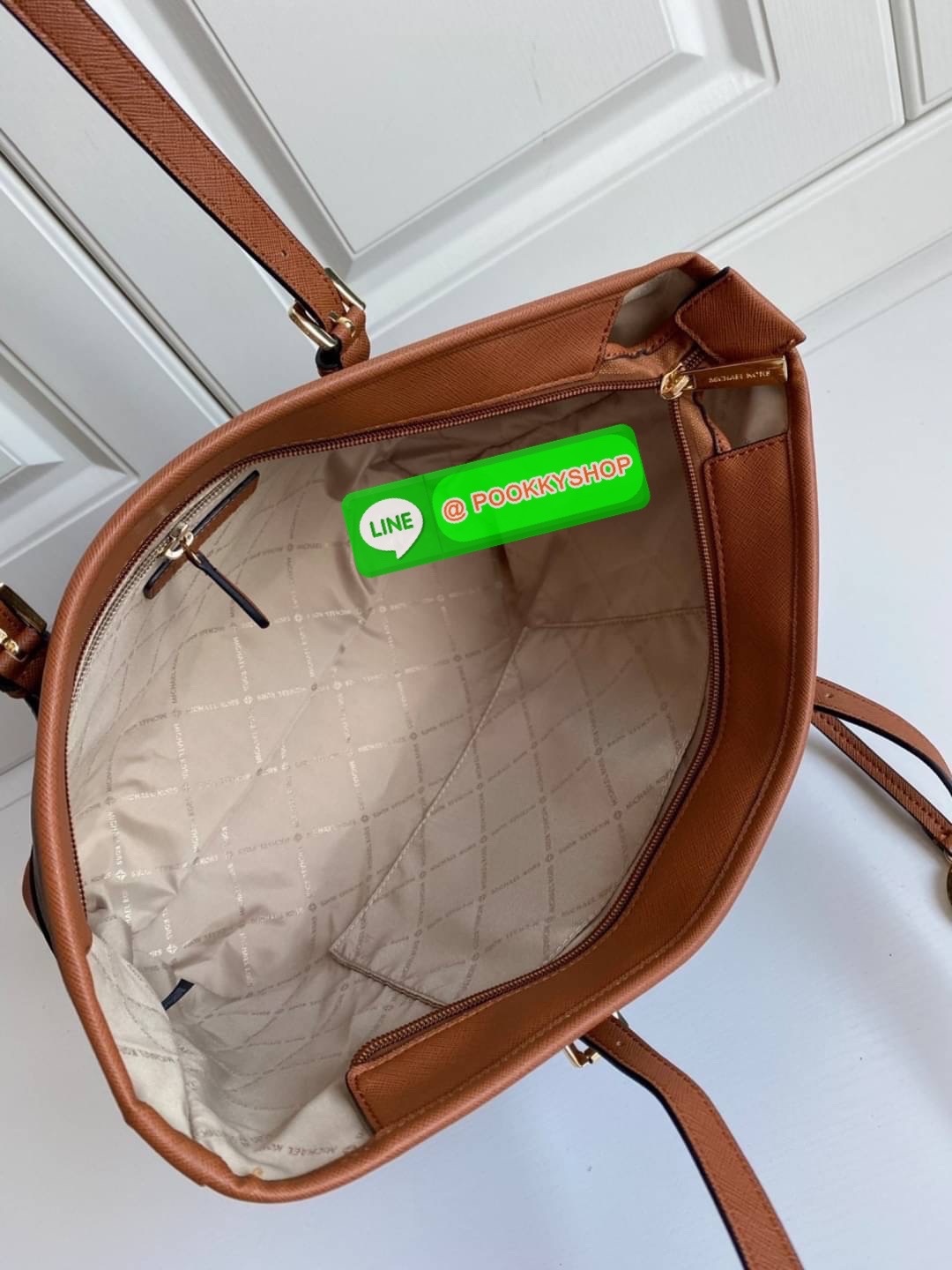 NEW ARRIVALS !! MICHEAL KORS TOTE BAG ของแท้ กระเป๋าสะพายทรง SHOPPING BAG หนัง PVC สวยหรูอยู่ทรง ด้านหน้าประดับโลโก้สีทองสวยหรูพร้อมห้อยพวงกุญแจ MK ภายในปิดเปิดด้วยซิปยาว มีช่องซิปและช่องเล็ก ซับในอย่างดีสกรีน กว้างและจุของได้เยอะมากค่ะ ใส่ ipad กระเป๋าสต