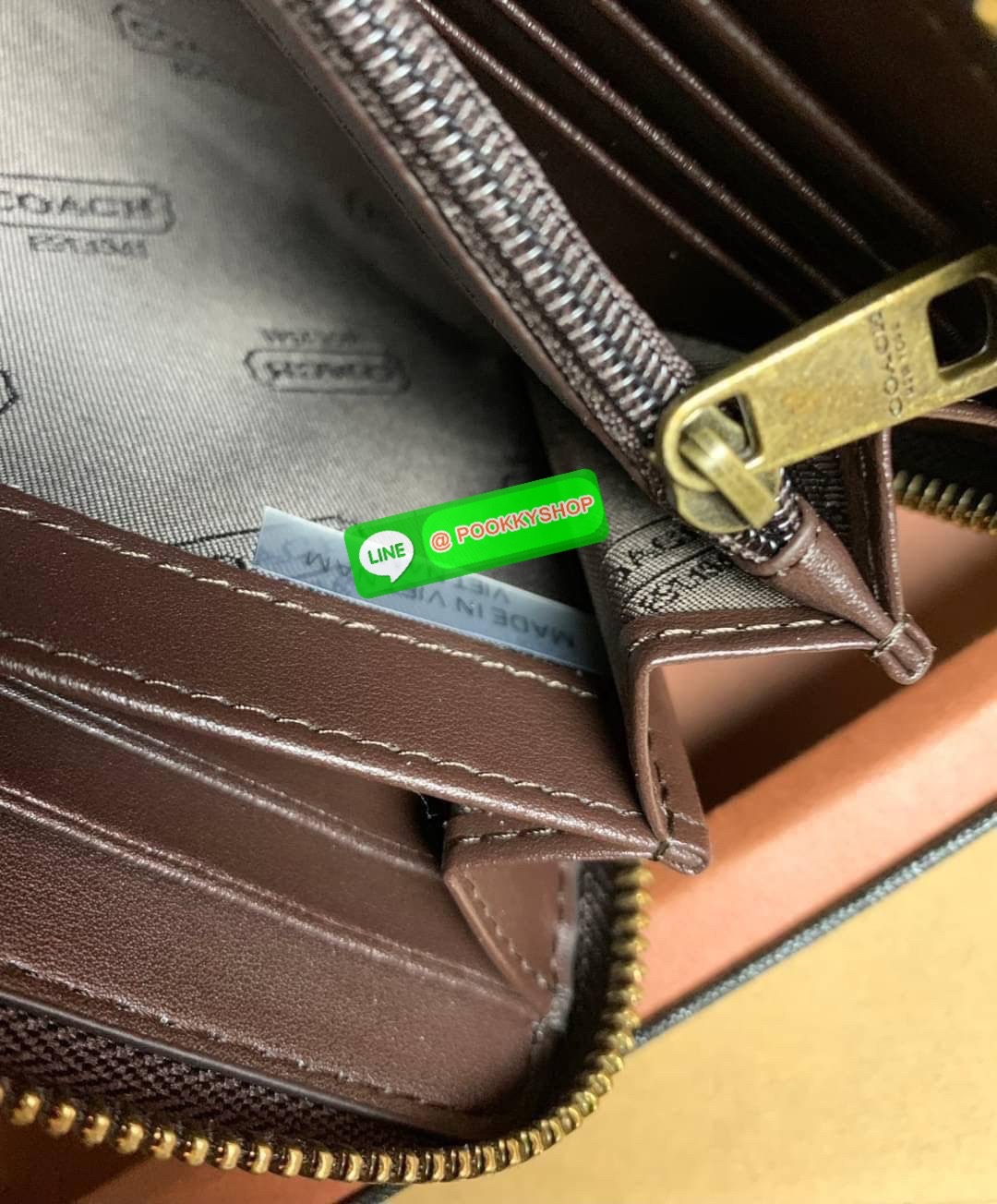 COACH ACCORDION ZIP WALLET IN SIGNATURE CANVAS กระเป๋าสตางค์ใบยาว ซิปรอบ ใช้งานง่าย ด้วยฟังค์ชั้น ด้านใน ใส่บัตรได้จุใจ มีช่องซิปใส่เหรียญตรงกลาง โดนใจหลายๆคนไปเรียบร้อยและคลาสสิค เรียบหรูดูแพงตลอดกาล ยกให้รุ่นนี้เลย