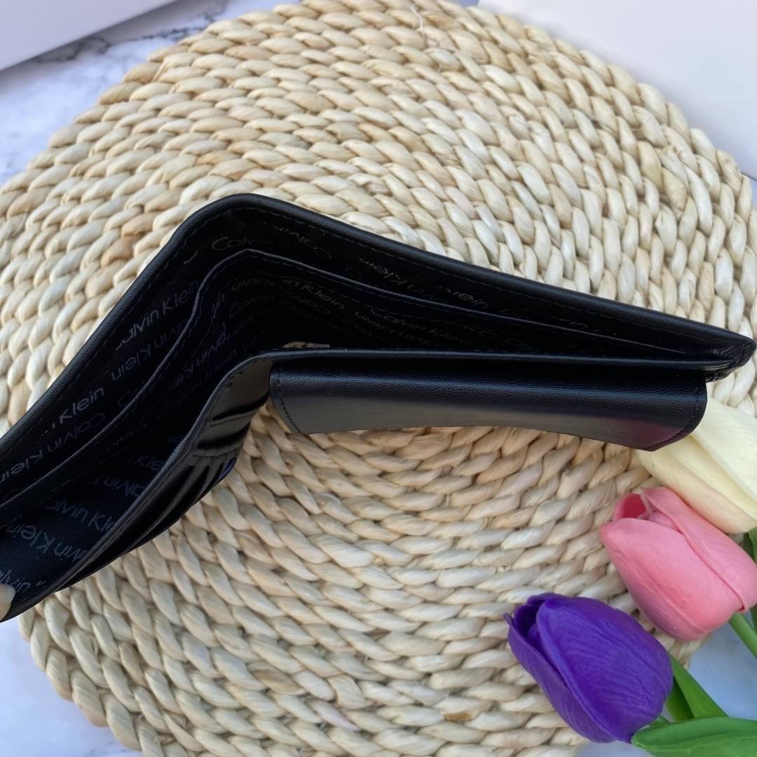 Calvin Klein Leather Belt & Wallet Set Setกระเป๋าสตางค์+เข็มขัด กระเป๋าสตางค์ด้านหน้าปั๊มชื่อแบรนด์ มีช่องใส่บัตร ช่องใส่ธนบัตร 2 ช่อง และช่องเก็บเหรียญ เข็มขัดหนังแท้ปั๊มแบรนด์ สามารถสลับใช้ได้ทั้ง 2 ด้าน เข็มขัดปรับระดับได้ 5 ระดับ มาพร้อมที่เจาะรูจ้า