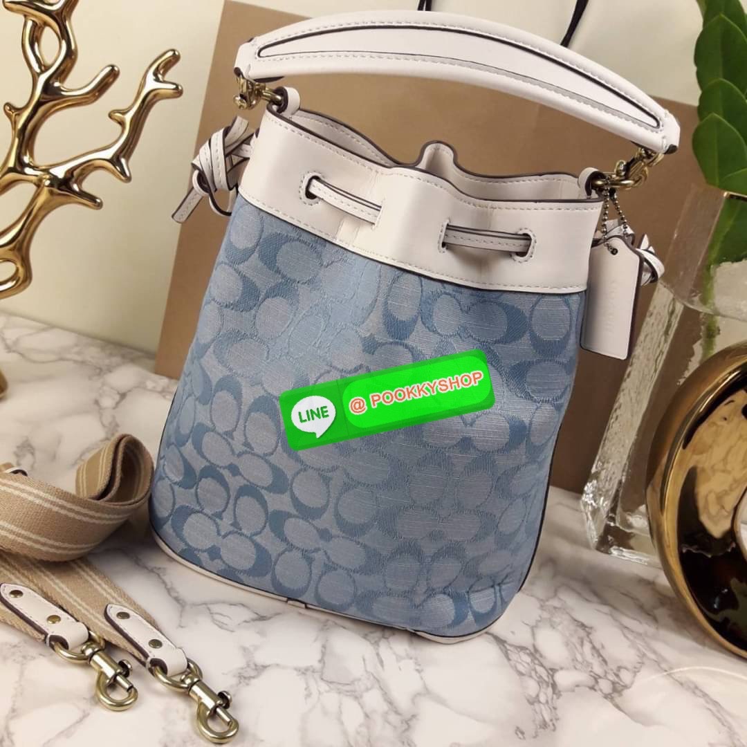 NEW IN HOT ITEM >>ทรงฮิต ติดจรวด หลงรักกันแทบทุกราย😍>>COACH FIELD BUCKET BAG IN SIGNATURE CHAMBRAY (C4693)🍁กระเป๋าสะพายข้างทรงขนมจีบ ทรงสวยมากมาย//วัสดุผ้าทอลาย signature โดดเด่นสียีนส์ ตัดกับขอบหนังแท้คุณภาพ >>มี 2 สายสะ