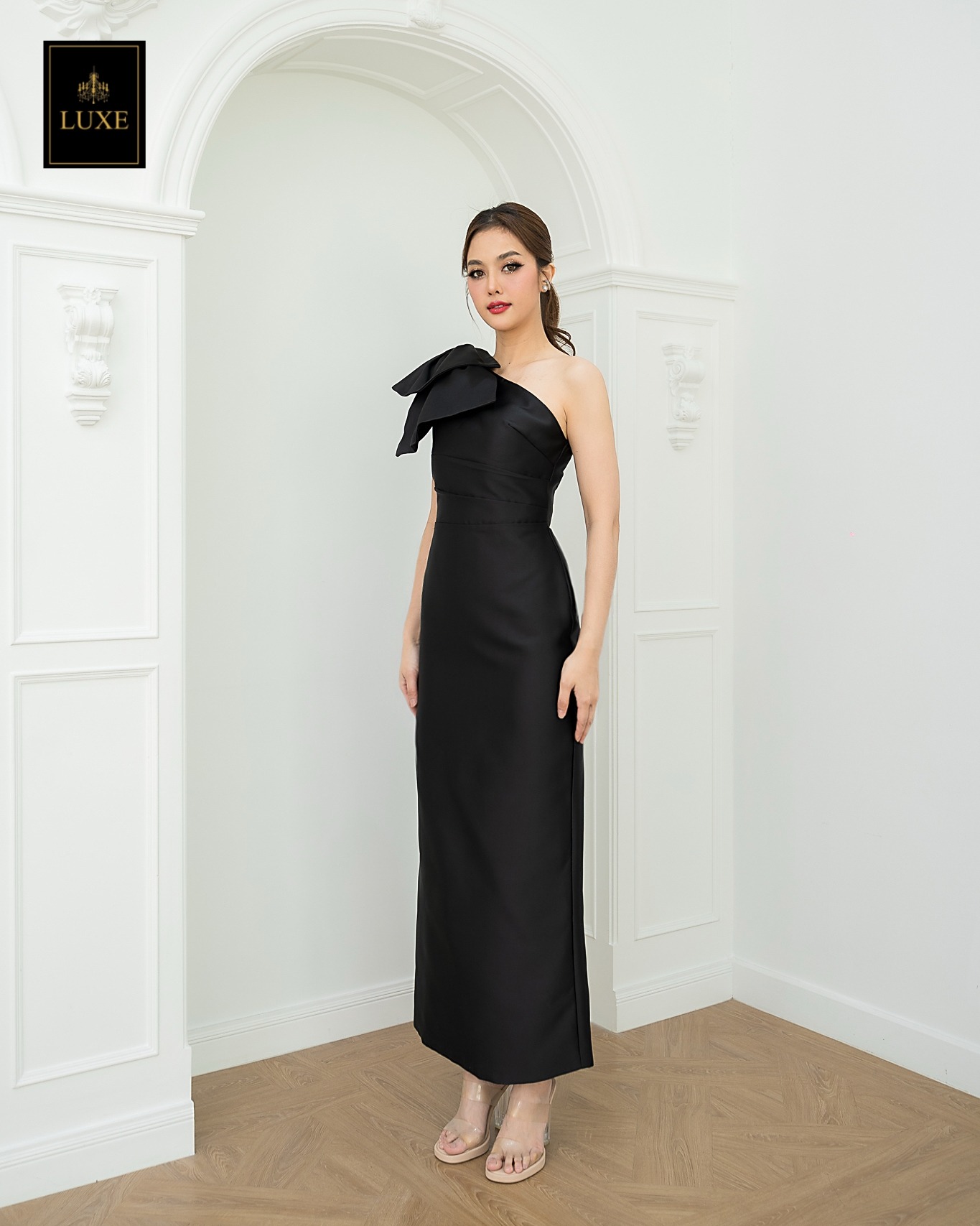 เดรสแฟชั่น เดรสเสื้อไหล่เดียวแขนกุด กระโปรงยาวทรงตรง แต่งโบว์ไซส์ใหญ่ที่ไหล่ขวา