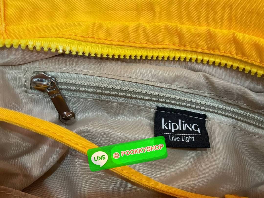 Kipling Damen Orelie Henkeltasche รุ่น K15257 กระเป๋าถือ/สะพาย Crossbody ขนาดกำลังดี หูกระเป๋ายาวสามารถคล้องบ่าได้ วัสดุpolymode100% ผ้ากันน้ำ กระเป๋ามีน้ำหนักเบา มีช่องซิป ด้านหน้า และ ด้านหลัง ภายในแบ่งเป็น 3 ช่องหลักใช้งาน ช่องซิปกลางแยกเป็นสัดส่วน จุข