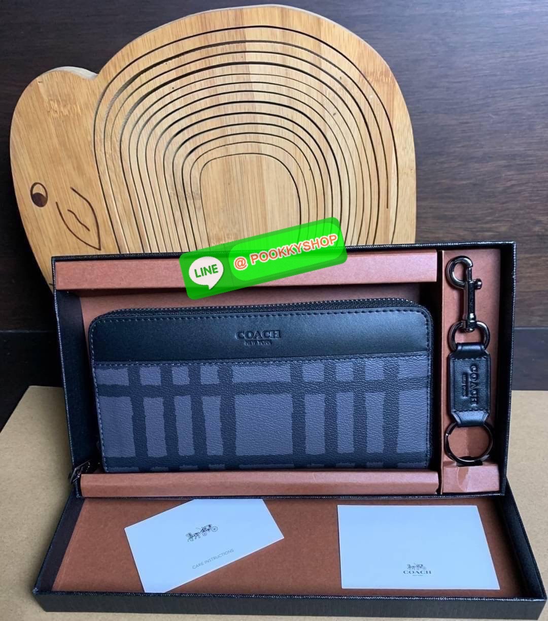 COACH ACCORDION ZIP WALLET IN SIGNATURE CANVAS กระเป๋าสตางค์ใบยาว ซิปรอบ ใช้งานง่าย ด้วยฟังค์ชั้น ด้านใน ใส่บัตรได้จุใจ มีช่องซิปใส่เหรียญตรงกลาง โดนใจหลายๆคนไปเรียบร้อยและคลาสสิค เรียบหรูดูแพงตลอดกาล ยกให้รุ่นนี้เลย