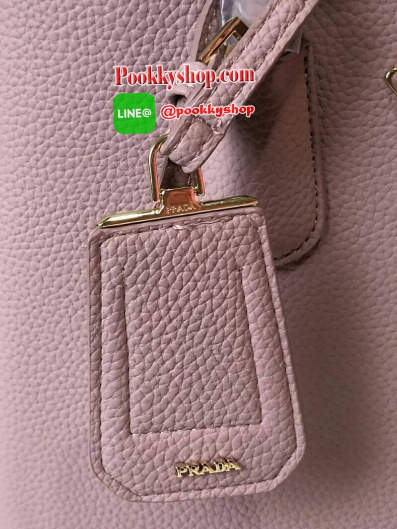 จากแบรนด์ PRADA กระเป๋าหนังลายลิ้นจี่ เคลือบกันน้ำและกันรอยขูดขีด ดูแลง่าย ป้องกันรอยขูดขีดได้ดี ปรับขยายข้างได้ เปิดปิดด้วยซิป ใบนี้มีสายยาวให้คะ เลิศมาก สะพายเป็น shoulder bag ได้เลย ขนาดกำลังดีตัวกระเป๋าไม่หนักมาก ใส่ ipad ของใช้จุกจิกได้หมด จุของได้เย
