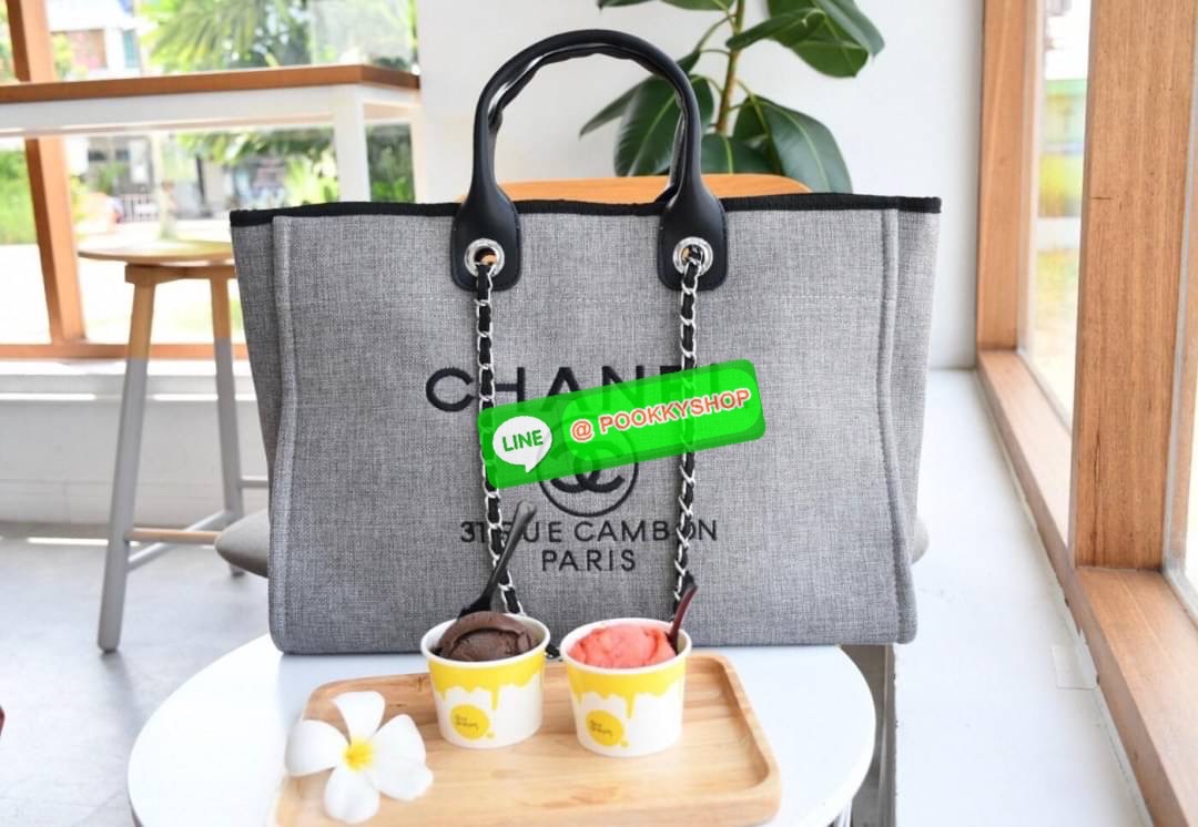 premium gift Chanel Tote canvas จากแบรนด์ Chanel กระเป๋าสะพาย Chanel Tote canvas โลโก้ปักกระเป๋าทรง Tote ผ้า canvas เนื้อหนาอย่างดีมีซับใน ด้านหน้าปักโลโก้ไข่มุกแบรนด์หรู หูจับมี 2 แบบคือ แบบสายหนัง และ โซ่ สามารถสะพายไหล่ได้คะ ใบใหญุจุของคุ้ม แต่น้ำหนักเ