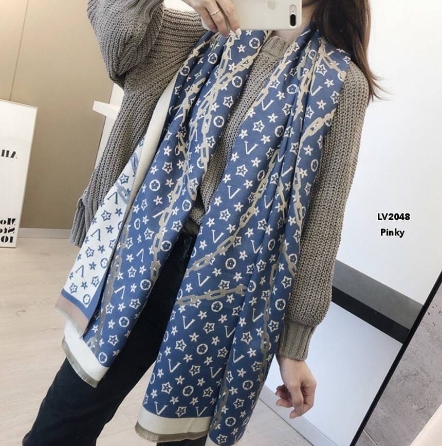พร้อมส่ง LV2048 ผ้าคลุมไหล่ LV2048 งานนำเข้าแบรนด์LV รุ่นนี้เป็นผ้ามันวาว เด่นมาก ไฮโซตามแบรนด์เค้าเลย ผ้าไม่หนามาก อุ่นเหมือนผ้าห่ม เป็น accessories ได้ทั้งหน้าร้อน และหน้าหนาว