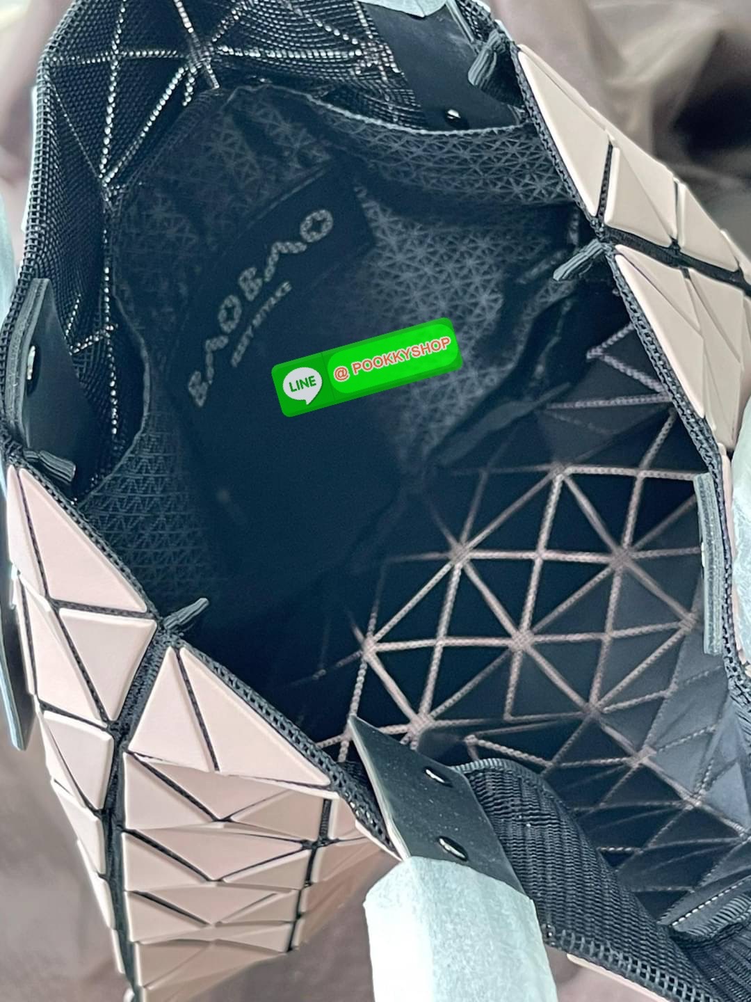 Baobao Issey Miyake Prism Kangaroo tote bag กระเป๋าถือทรงโท้ทที่ประดิษฐ์ขึ้นอย่างเชี่ยวชาญในญี่ปุ่น มาพร้อมแผงเรขาคณิตสำหรับการออกแบบที่ได้รับแรงบันดาลใจจากกระดาษพับ ซิลลูเอทอันเป็นเอกลักษณ์นี้ปิดท้ายด้วยสายรัดแบบอสมมาตร มีการพัฒนาโครงสร้างทรงสามเหลี่ยมเพ