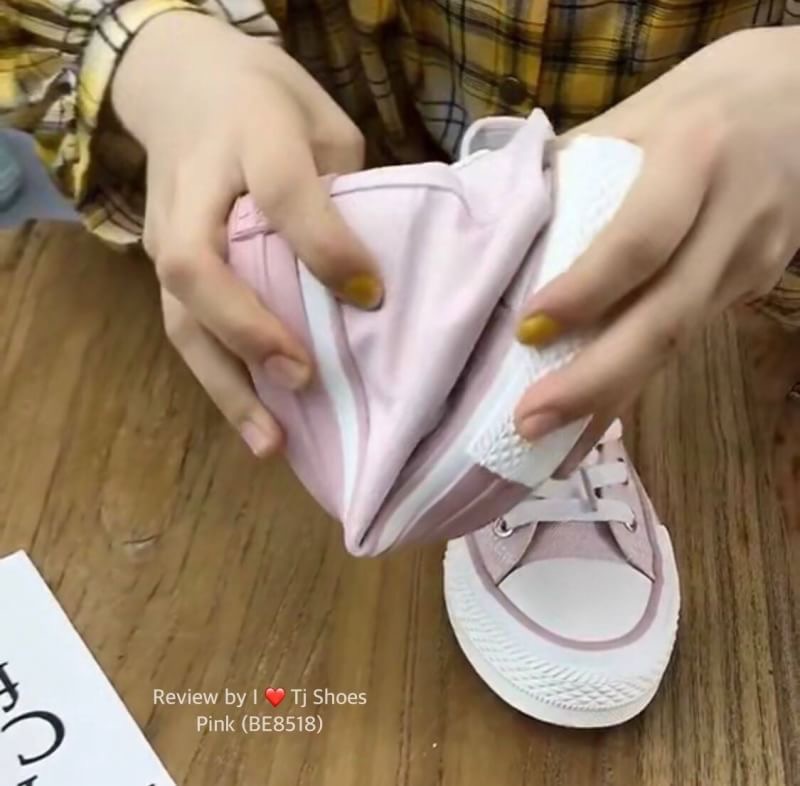 พร้อมส่งเกร๋ขนาดนรี้ อดใจไหวหรอ !!! รองเท้าเพื่อสุขภาพนำเข้า ใช้วัสดุอย่างดีทั้งหมด ส้นยางคุณภาพอย่างดี บิดงอได้ ใส่นิ่มเดินนุ่มสบายสุดๆ ใส่กับชุดอะไรก็ดูเกร๋ เป๊ะเว่อร์มาก ใส่ได้ตลอดไม่มีเอ้าท์ ของจริงงานดีสวยเป๊ะมาก สวยเกินราคา เป็นรุ่นที่ทางร้านแนะนำ ร