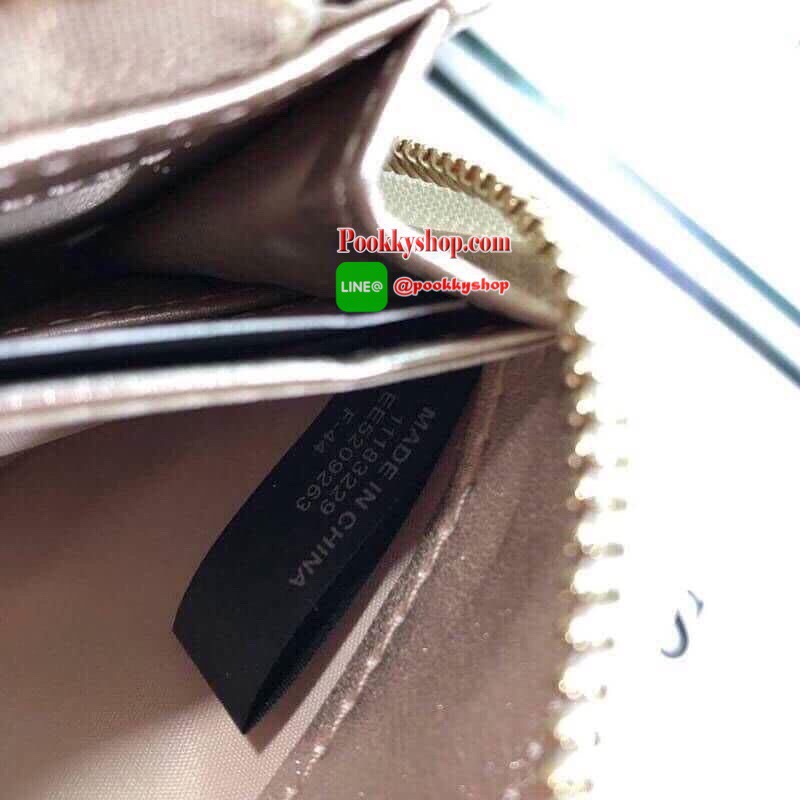 GUESS WOMEN'S 2019 LONG WALLET กระเป๋าสตางค์ใบยาวหนังนิ่มสวยมากค่ะ ตกแต่งด้วยการเย็บลายตารางสวยหรู เปิดปิดด้วยซิปมาพร้อมสายคล้องมือถอดแยกได้ ด้านหน้าประดับโลโก้แบรนด์ ด้านหลังมีช่องซิป หัวซิปแบรนด์ทุกจุด ภายในมีช่องใส่ธนบัตรแบงก์พัน ช่องซิปกลางและช่อ