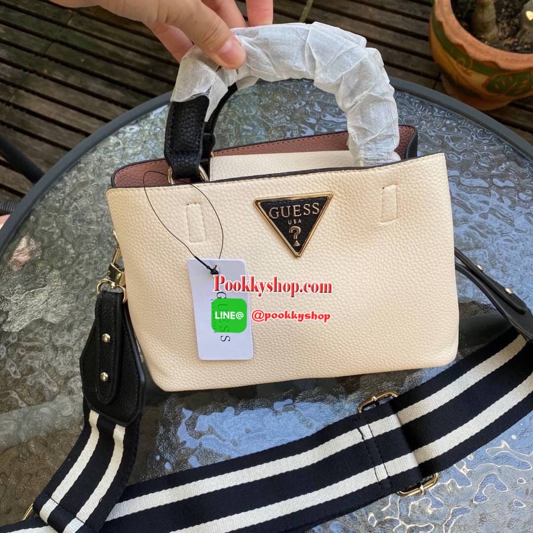 Guess Aretha Mini Satchel กระเป๋าขนาดกระทัดรัด วัสดุทำจากหนัง PU สังเคราะห์นุ่มมือมาก น้ำหนักเบา โลโก้แบรนด์สีทองด้านหน้าดูหรูหรา สายผ้าแคนวาสถอดได้ ด้านในแบ่งเป็นสัดส่วน มีซิป น่ารักมากๆค่ะรุ่นนี้