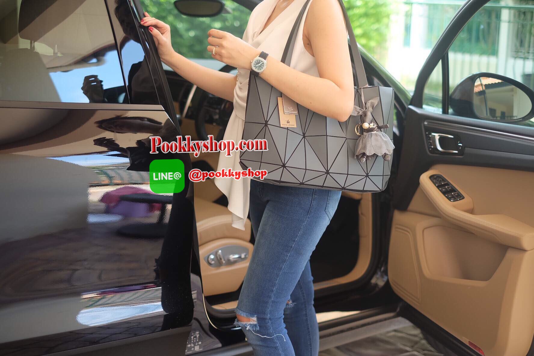 ห้ามพลาดเลยค่า ได้ สีใหม่ ลายใหม่ Metallic Grey ทรงสุดฮิตจากแบรนด์ David Jones ใบนี้ มาพร้อมกับน้องกระต่ายสีเข้า set กับกระเป๋าคะ กระเป๋า ทรง Tote ตัวกระเป๋าเย็บติด ด้วยแผ่นอคิลิค สุดหรู ดีไซน์เกร๋ จุดเด่นที่ น้ำหนักเบา สามารถ ถือ หรือ สะพายไหล่ได้คะ ใบให