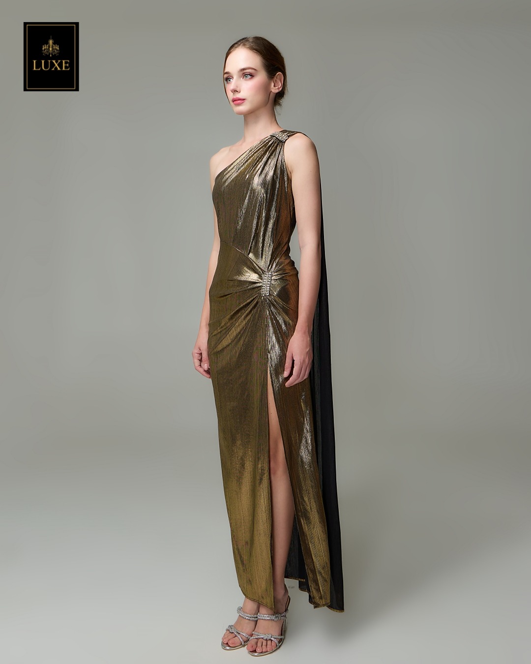 เดรสแฟชั่น แม็กซี่เดรสเสื้อไหล่เดียวทรงเข้ารูป มีผ้าเครปด้านหลัง กระโปรงทรงสอบผ่าหน้าขา