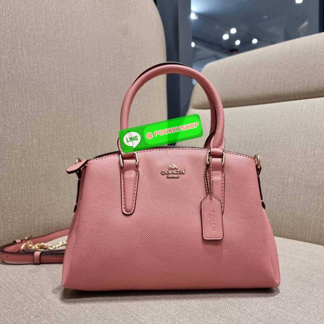 COACH F29434 MINI SAGE CARRYALL IN SIGNATURE CANVAS รุ่นยอดฮิต!! ที่สุดของกระเป๋าสะพายขายดี ต้องทรงถังมินิรุ่นนี้ วัสดุหนังแคนวาสเคลือบลาย สวย คลาสสิค มาพร้อมสายสะพายข้างและหูหิ้วในตัว ถอดออกถือคล้องแขนเก๋ๆ หรูๆยังได้ ภายในเป็นช่องโล่ง แบ่งสัดส่วนอย่างดี