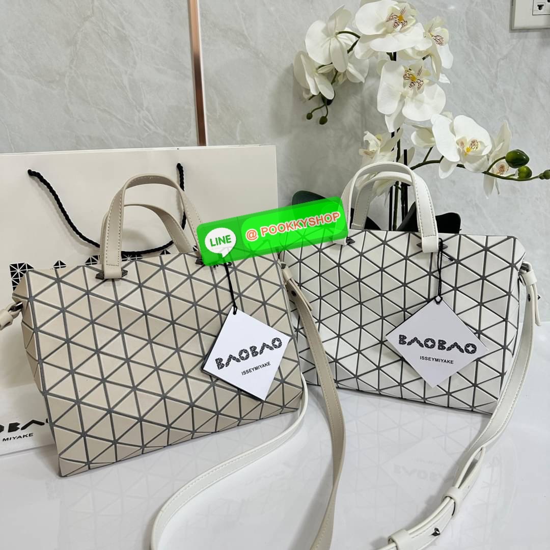 Bao Bao issey Miyake Tonneau Small Matte Bao Bao Issey Miyake รุ่น TONNEAU (ทอนโนะ) กระเป๋าทรง Boston Bag ที่โดดเด่นด้วยลายแพทเทิร์น 3 เหลี่ยมด้านเท่าเรียงต่อกัน ทำให้กระเป๋าใบนี้มีความโดดเด่นทั้งในเรื่องของดีไซน์ที่ทันสมัย และการใช้งานที่ครบทุกฟังก์ชั่น
