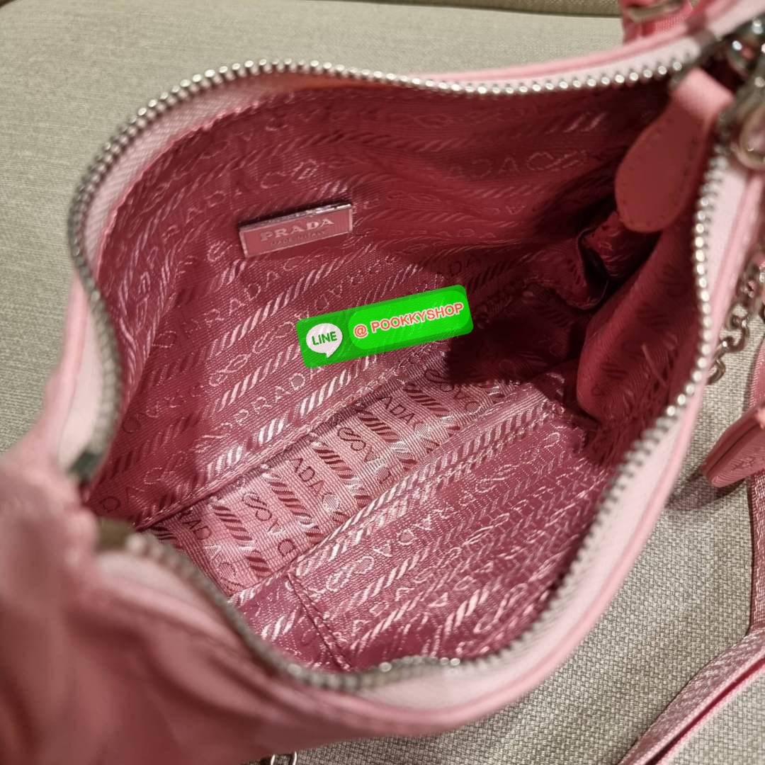 PRADA RE-EDITION 2005 RE-NYLON SHOULDER BAG ไอเท็มสุดปัง ที่ฮิตตลอดกาลไม่ว่าจะปีไหนๆ จัดให้ครบทั้งสีขายดีและสีใหม่ล่าสุด ที่สายคุณหนูห้ามพลาด!! กับกระเป๋าสะพายทรงคลาสสิค เหมาะเป็น everyday bag มากๆ วัสดุผ้าไนล่อนคุณภาพ พร้อมใบลูก ไว้ใส่เหรียญ ใส่กุญแจได้ส