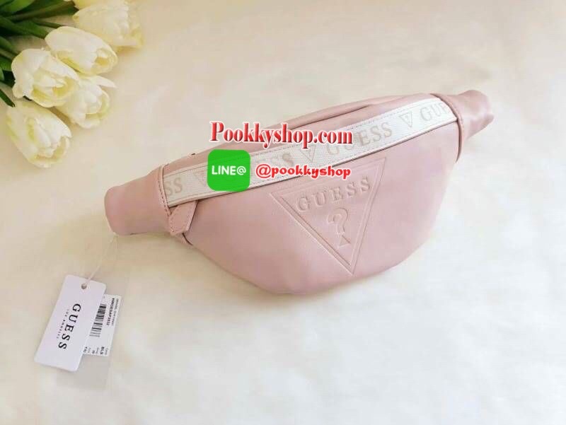 GUESS GESABEL GYM FANNY PACK กระเป๋าหนังคาดเอว/อก ด้านหน้าปั๊มโลโก้แบรนด์ทรงสามเหลี่ยม ตัวกระเป๋าเปิดปิดด้วยซิปใช้งานง่าย มี 2 ช่องซิป มีลูกเล่นซ่อนซิปหน้าคาดปิดด้วยสายพิมพ์โลโก้ ภายในกระเป๋าโล่งกว้าง สามารถใส่มือถือได้ทุกรุ่น จุของได้เยอะ รับรองถูกใจสาวๆ