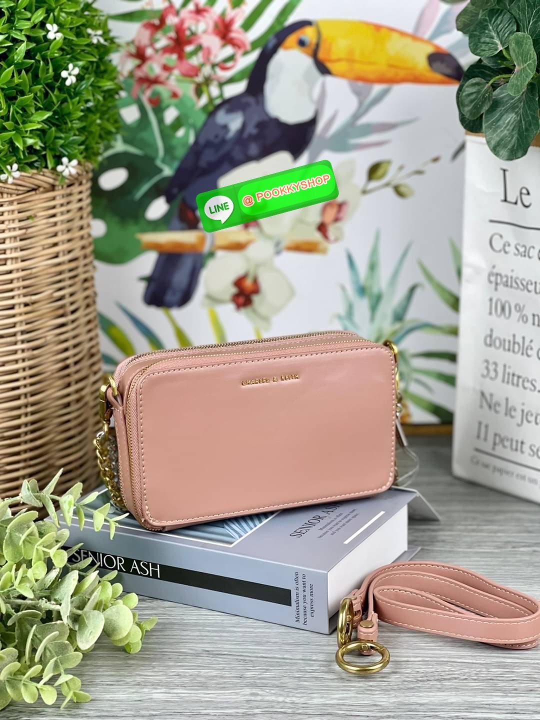 Charles & Keith Tweed Boxy Crossbody Bag กระเป๋าดีไซน์ทรงกล่องแต่ลายผ้าทวิต(สีชมพู,ดำ) ใส่ iPhone 12 Pro Max ได้ ใช้เป็นกระเป๋าเงินและกระเป๋าสะพายในใบเดียว รุ่นนี้วางอยู่ทรง สามารถใช้งานได้ 3 แบบ 1.สายโซ่ 2.สายหนัง 3.สายโซ่ต่อสายหนังสะพายแบบครอสบอดี้ สีสว