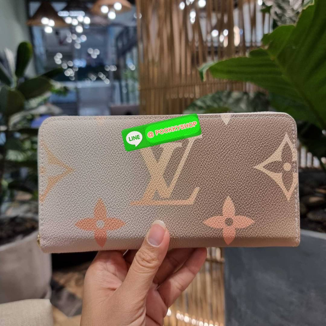 NEW IN!! LV long zip wallet with gwp กระเป๋าสตางค์พรีเมี่ยมกิ๊ฟ ดีไซน์ล่าสุด หวานๆสวยๆ น่าใช้มาก ใบยาวขนาดกำลังเหมาะมือ ถือแล้วขับผิว โดดเด่นด้วยสไตล์การไล่เฉดสีโทนละมุน ดูโดดเด่นไม่เหมือนใคร วัสดุหนังแคนวาส ทนทาน เปิด-ปิดด้วยซิปรอบ ภายในมีช่องใส่บัตรเยอะ