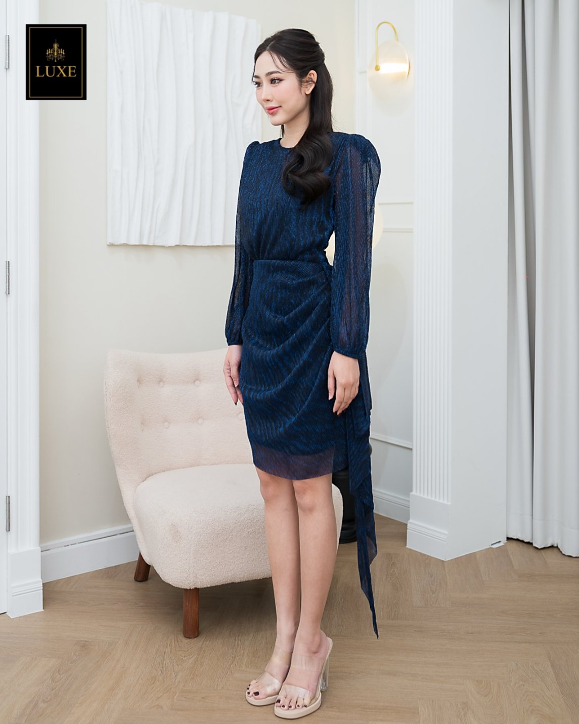 เดรสแฟชั่น เดรสเสื้อคอป้ายแขนยาว กระโปรงสั้นทรงสอบ