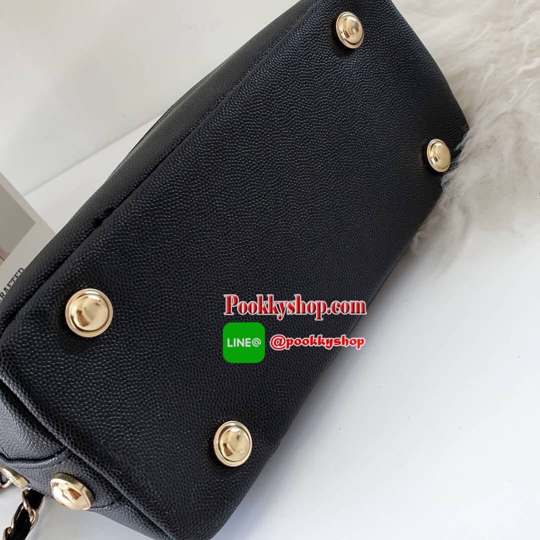 NEW ARRIVAL!! CHANEL VIP GIFT SHOULDER BAG รุ่น Limitedจากงาน VIP GIFT(GWP) ของแท้100% วัสดุหนังคาเวียร์เต็มใบ เปิดปิดด้วยซิปอะไหล่ทอง ด้านในใส่ของได้เยอะ มาพร้อมสายสะพาย2สายแบบ ทั้งสายโซ่สลับหนังและสายกนังคาเวียร์ ถนอมไหล่ ถอดออกได้ สวยหรูในราคาที่เอื้อม