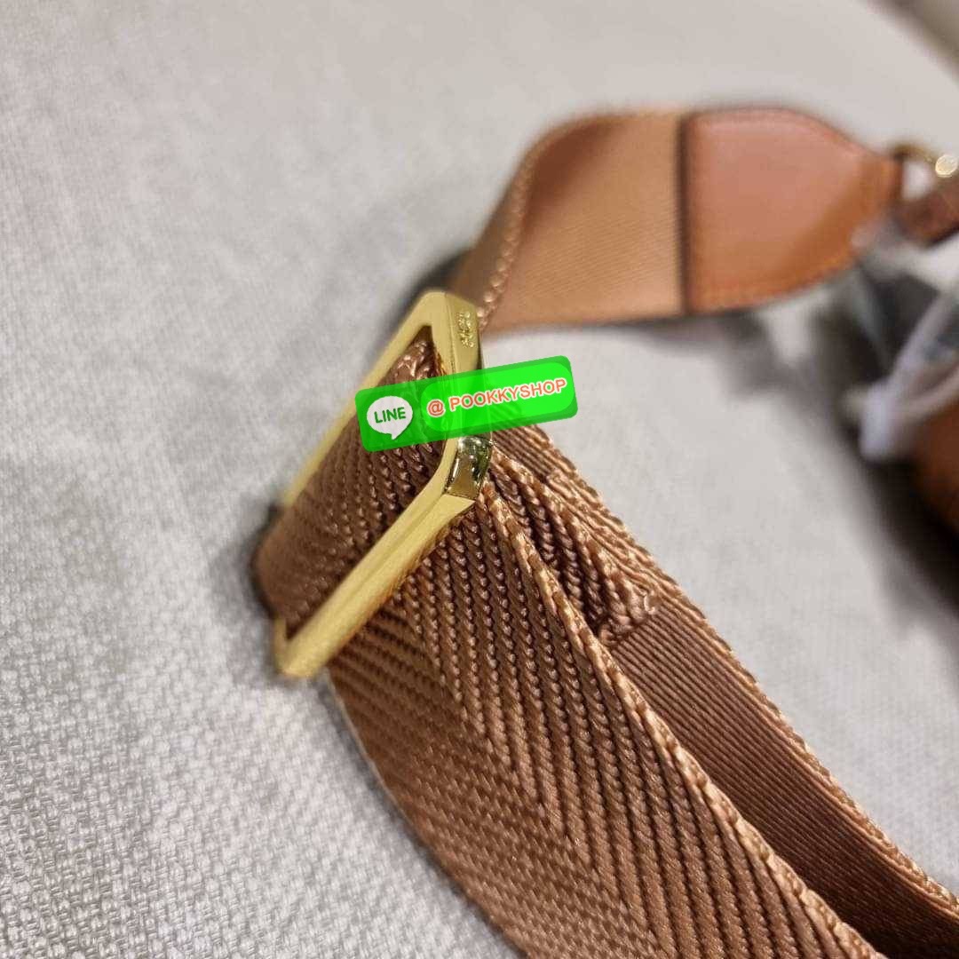 MCM X-MINI KLASSIK CROSSBODY BAG IN VISETOS รุ่นยูนิเซ็กส์มาแล้วจ้า!! ไซส์นี้ใช้ได้ทั้งหนุ่มๆสาวๆไปเลย กระเป๋าสะพายข้างทรงครอสบอดี้ ใบเล็กขนาดกะทัดรัด วัสดุหนังแคนวาสคุณภาพดี มีช่องหลัก 2 ช่อง ภายในมีช่องย่อยให้ 1 ช่อง มาพร้อมสายสะพายสปอร์ตที่ดีไซน์หรูไม่