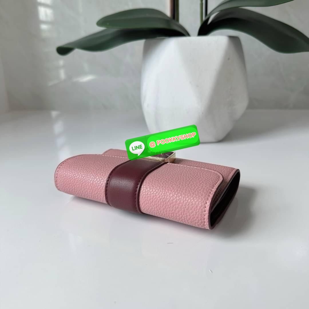 Coach Medium Grace Wallet (Cl421) 🔖กระเป๋าสุดหรูใบกลาง ขนาดกำลังดีกระทัดรัด 🔖วัสดุ : pebble leather 🔖ภายในมีช่องใบบัตรเครดิต 6 ช่อง มีช่องใส่เหรียญแยก สามารถใส่ธนบัตรแบงค์พันได้คะ