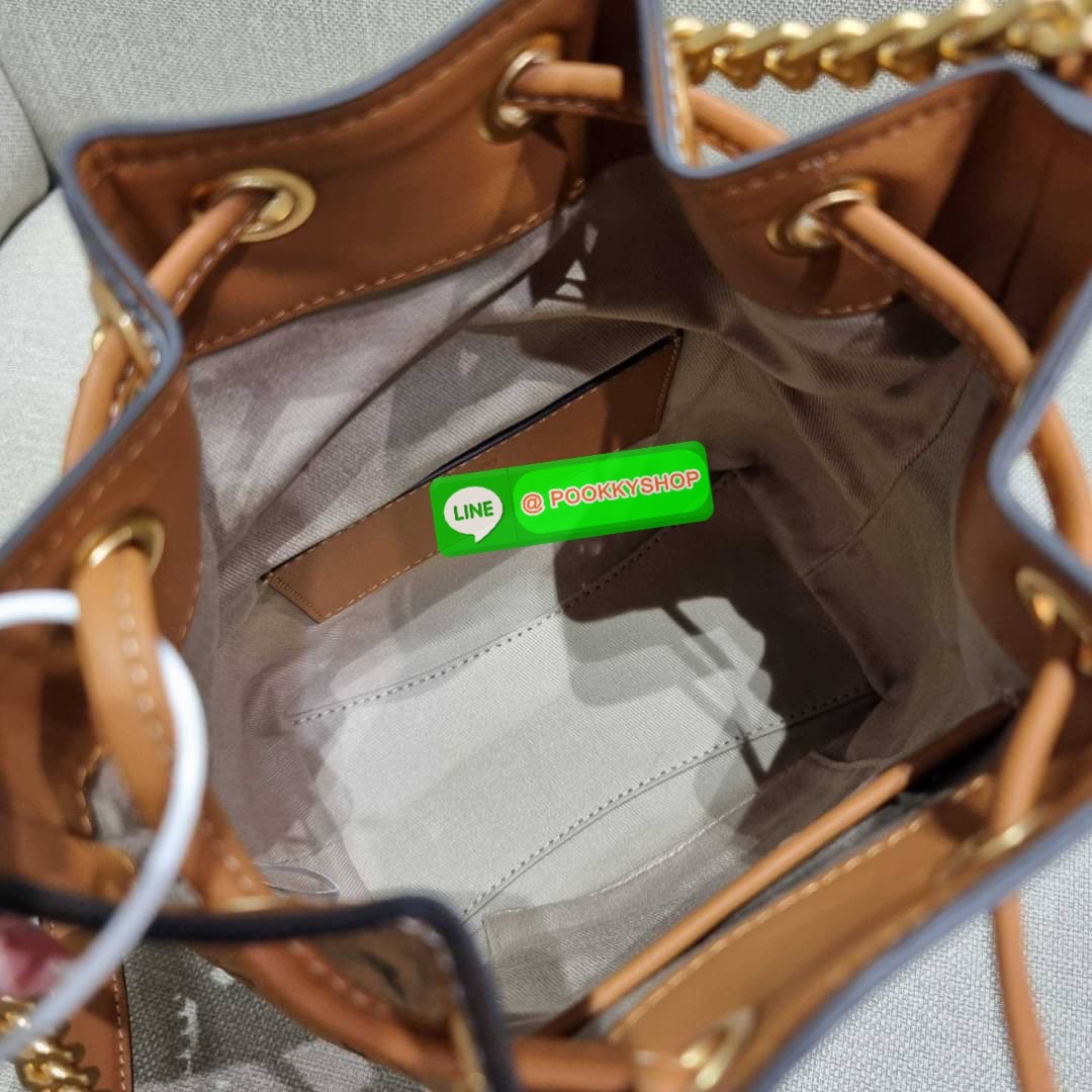 MCM SOFT BERLIN DRAWSTRING BAG IN VISETOS กระเป๋าสะพายทรง bucket ไซส์ mini ขนาดน่ารักน่าใช้ มาพร้อมกล่องสุดหรู!! วัสดุหนังแคนวาสคุณภาพดี รูดเปิด-ปิดกระเป๋าด้วยสายหนัง ภายในเป็นช่องโล่ง มีช่องแยก และช่องเก็บบัตรหรือจะไว้ของจุกจิกก็ได้ เป็นหนังแท้ ใต้กระเป๋