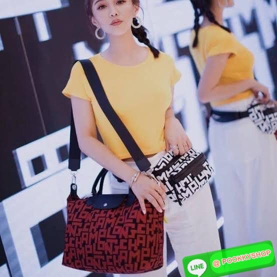 💕Longchamp LE PLIAGE LGP TOP HANDLE BAG M พบกับคอลเลคชั่นใหม่ล่าสุด มีดีไซน์ที่เรียบหรูและคลาสสิก แฝงด้วยลูกเล่นแบบเฟมินีน แถมยังมีน้ำหนักเบาอย่างไม่น่าเชื่อ มาพร้อมกับหูจับกระเป๋าคู่และฝาปิดแบบกระดุม กระเป๋าถือใบนี้สามารถใช้ถือแบบทั่วไป มีสายสะพา