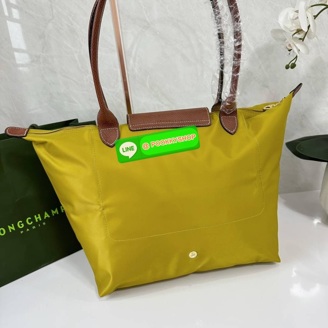 LONHGCHAMP LE PLIAGE ORIGINAL L TOTE BAG 🔖กระเป๋าสะพายไหล่ Le pliage ใบใหญ่ เรียบง่ายจุของได้เยอะ สามารถเก็บเอกสารหรือแล็ปท็อปได้คะ 🔖วัสดุ:ไนลอนเคลือบ 🔖เปิด-ปิดด้วยซิป ภายในกว้าง มีช่องลับแยกคะ 🔖สามารถพับเก็บได้พกพาสะดวกคะ