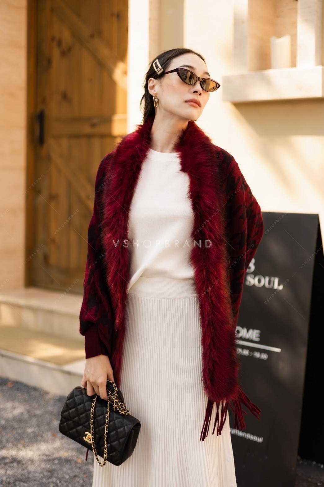 เสื้อคลุมแขนยาวลายชิโน แต่งขนเฟอช่วงคอ ช่วงปลายแต่งพู่ งานสวยแพงให้ลุคมาดามสาวท่านหนึ่ง ผ้าคลุมนิ่มเวอร์ ใส่สบาย รีบจับจองเป็นเจ้าของได้เลยจร้า