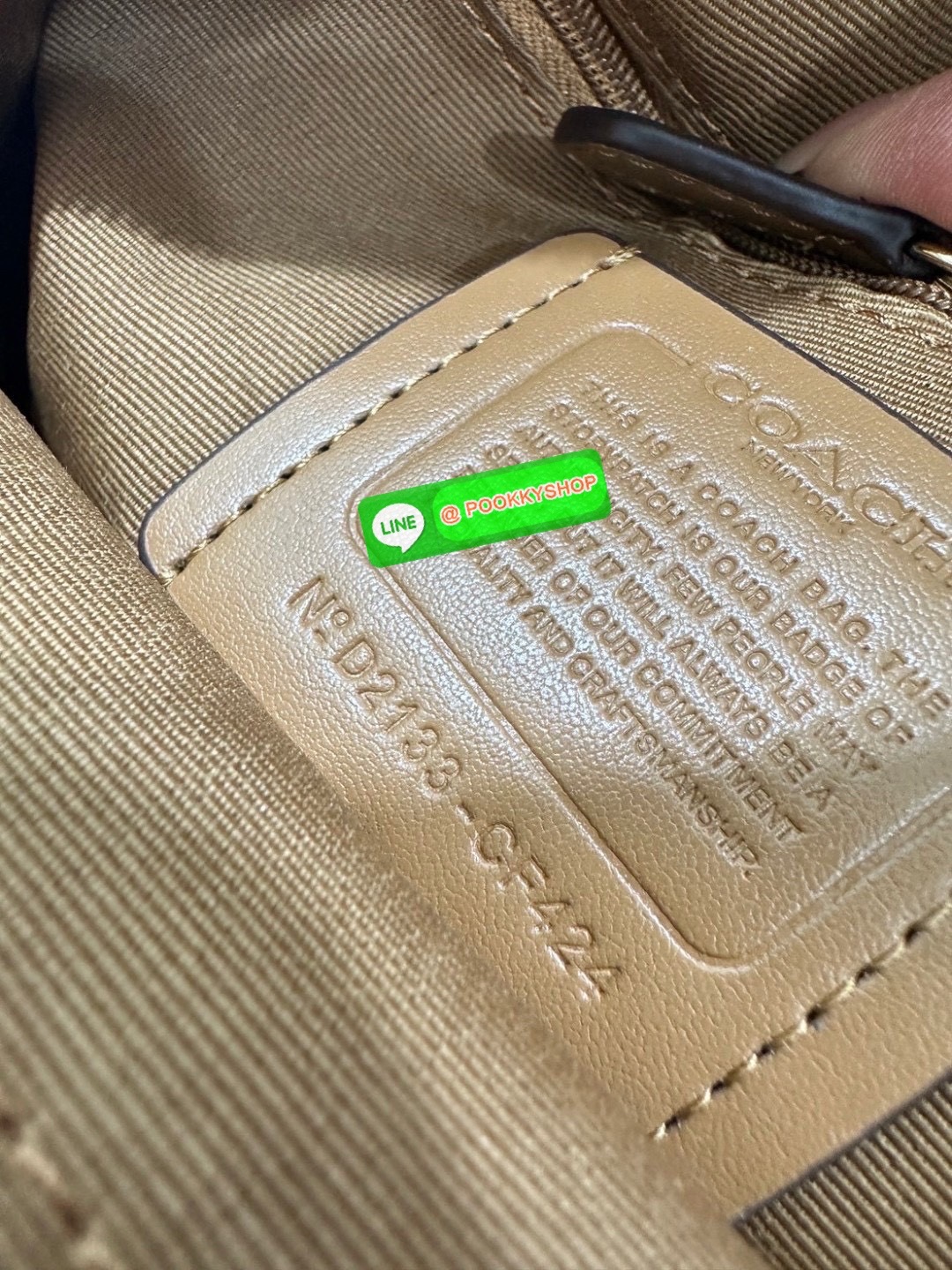 กระเป๋า Coach C8603 – Mini Court Backpack เป็นกระเป๋าเป้ขนาดเล็กที่ออกแบบมาให้เหมาะกับการใช้งานในชีวิตประจำวัน ด้วยดีไซน์เรียบหรูและฟังก์ชันครบครัน