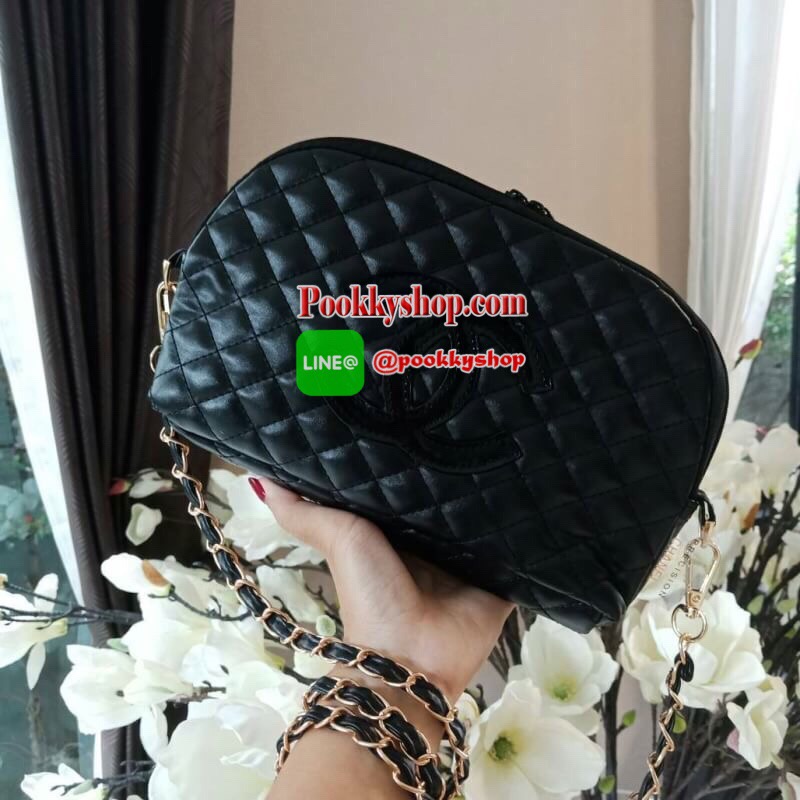 NEW ARRIVAL!! สวยหรูไม่ซ้ำใคร ต้องยกให้ Chanel Clutch Bag With Chain VIP Gift ของแท้จาก Chanel Perfume Counter รุ่น Limited วัสดุหนังเรียบลายตารางเปิดปิดด้วยซิปแบรนด์อะไหล่ทอง ขนาดกำลังดี น้ำหนักเบา ภายในมีโลโก้และช่องซิป มาพร้อมสายสะพายโซ่ร้อยหนังถอดออกไ