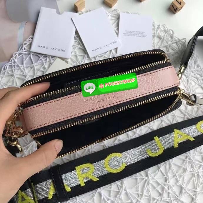 March Jacop Snapshot MJ Cross Body Bag กระเป๋าสะพายข้าง วัสดุหนัง Saffiano ด้านหน้าประดับด้วยโลโก้ J อันเป็นสัญลักษณ์ของแบรนด์ อะไหล่ทองหรูหรา มาพร้อมสายสะพายโลโก้แบบปรับได้ แบ่งเป็น2ช่องซิป ใบนี้คือเรียบหรูแต่ดูดีมาก ไม่ควรพลาดเลยค่า