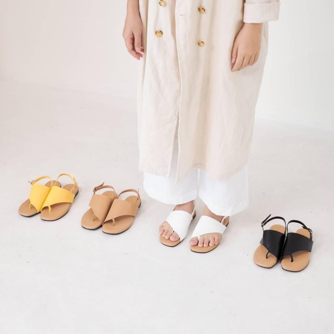 Korea style แบบใหม่รับซัมเมอร์จ้า แตะรัดส้น ทรงคาดหน้าไขว้ น่ารักมากคะ งานสวยมากจริงๆ พื้นนิ่มเบาสบาย ใส่ได้ทุกวันค่ะ