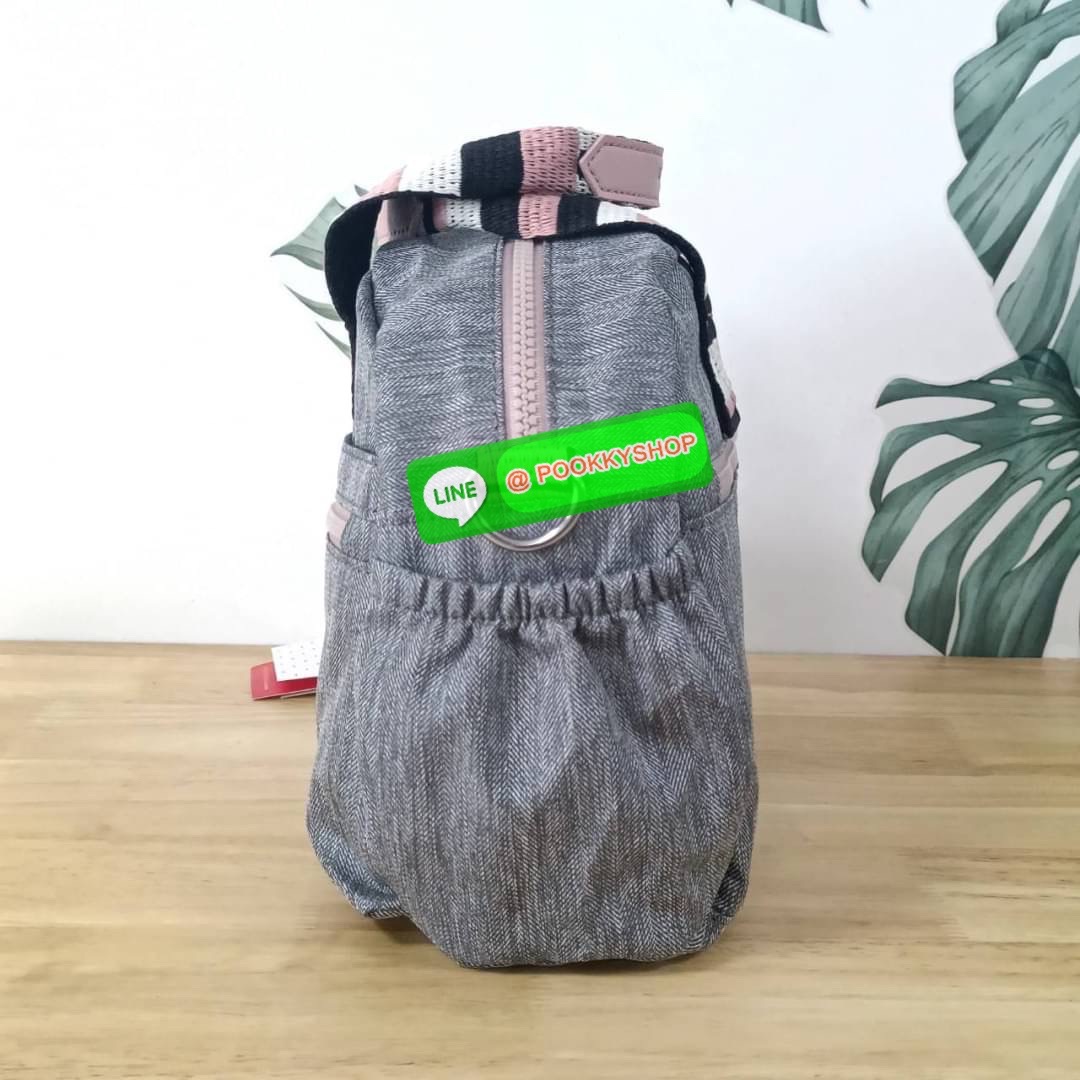 Kipling K1006 Handbag กระเป๋าถือหรือสะพาย วัสดุ Polyester 100% รุ่นใหม่ มีให้เลือกทั้งแบบเรียบ และ ลายน่ารัก มีช่องแยกด้านหน้า 2 ช่อง ช่องหลักโล่งกว้าง พร้อมช่อง pocket แยก 2 ช่อง ใช้งานได้ครบครัน สามารถสตางค์ใบยาวได้ ขนาดกำลังดี จะใช้ทำงาน ไปเรียน หรือ ถ