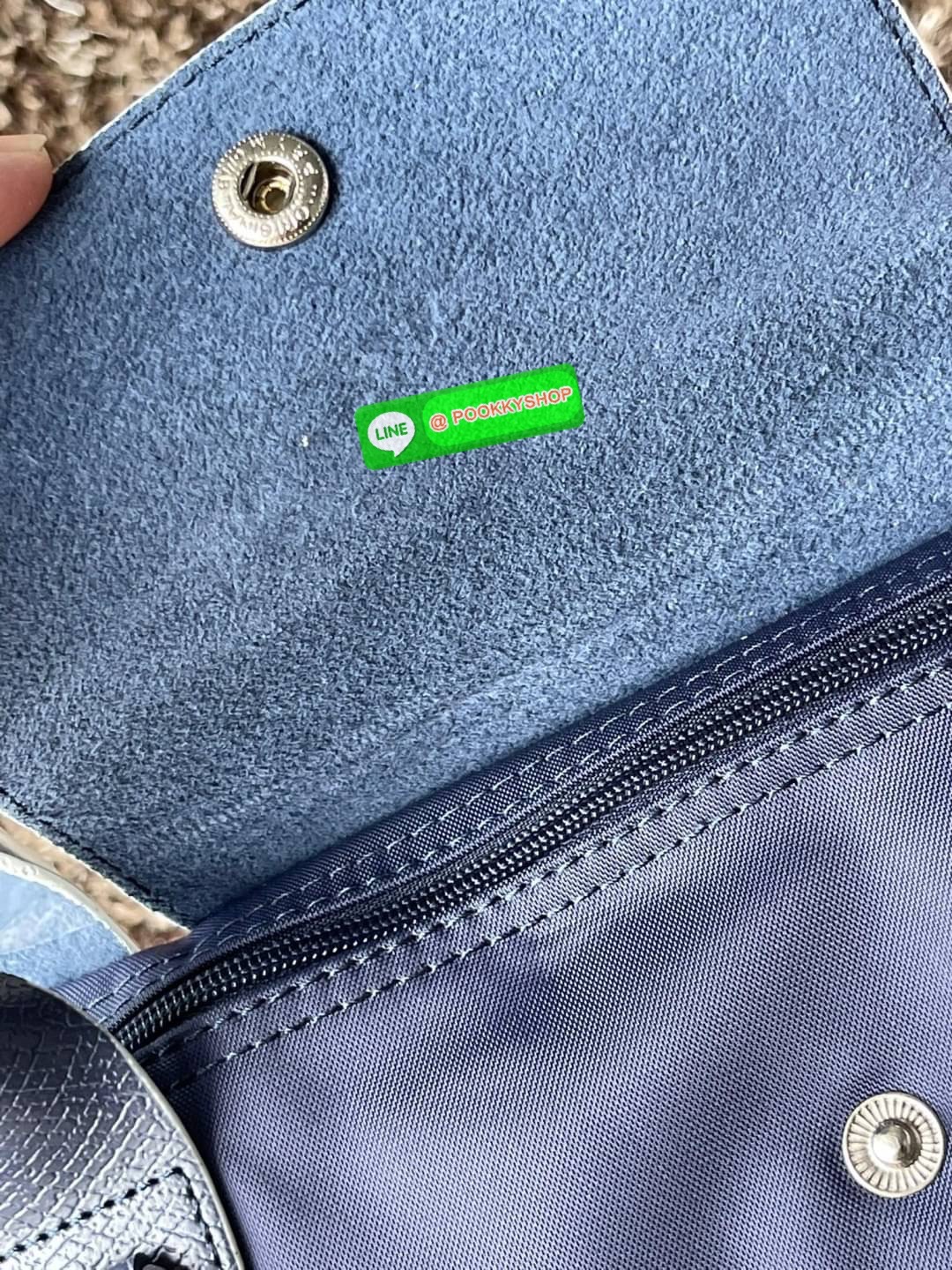 💕LONGCHAMP LE PLIAGE TRES PARIS SHOULDER BAG กระเป๋าโท้ทใบนี้ดึงดูดใจคุณด้วยรูปทรงมินิมอลและปริมาตรที่เพียงพอซึ่งสามารถเก็บเอกสารหรือแล็ปท็อปทั้งหมดของคุณได้อย่างง่ายดาย สายคล้องไหล่มีความยาวช่วยให้คุณสะพายได้อย่างสบาย ขณะที่การปิดด้วยซิปช่วยให้มั