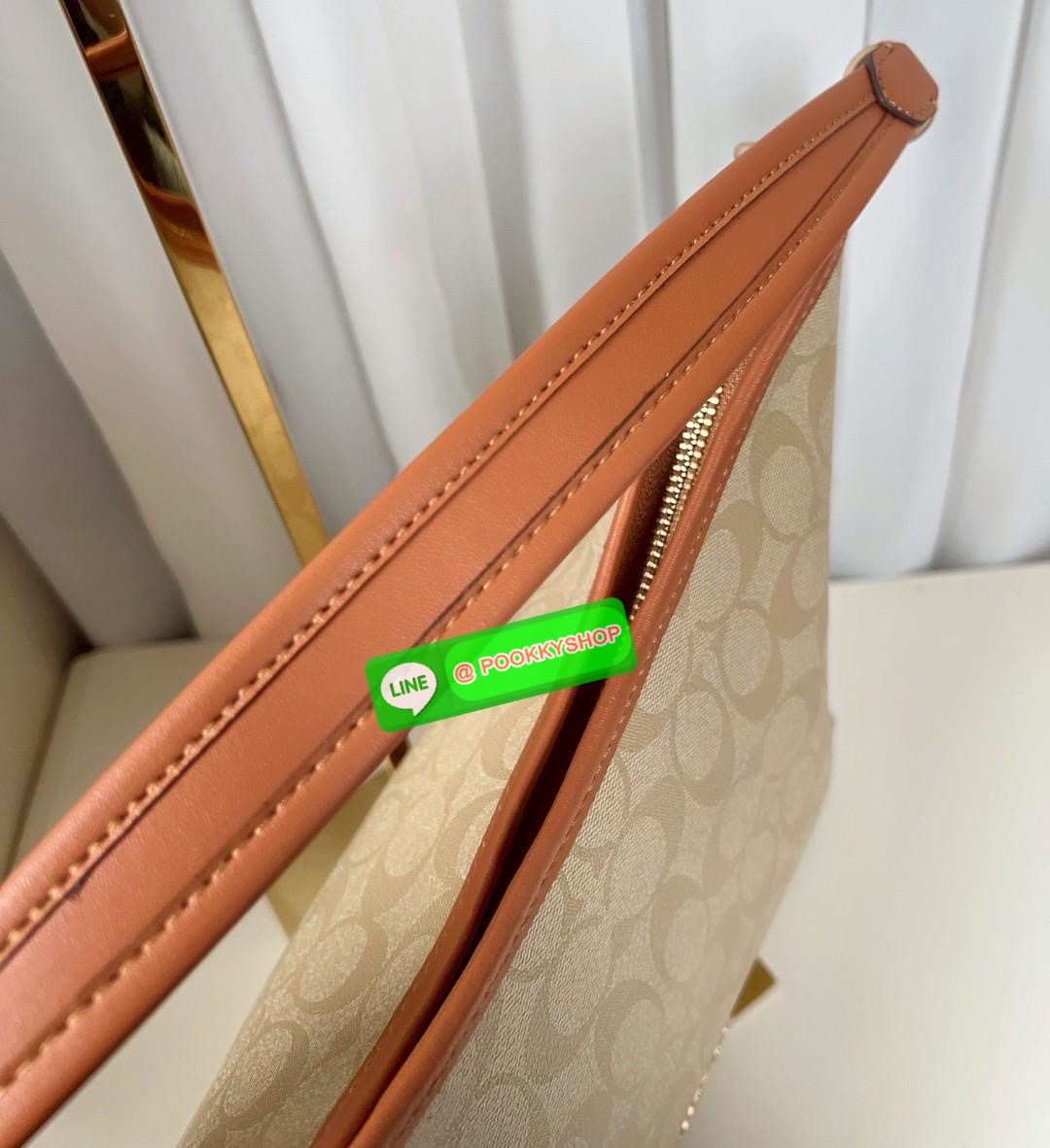 Coach Laurel Shoulder Bag In Signature Canvas (CR149) 🔖พร้อมส่ง สินค้าเข้าใหม่! กับกระเป๋าใบใหญ่กำลังดีเลยค่ะ หนังแท้ นิ่มสวย สีสวยค่ะ 🔖เปิด-ปิดกระเป๋าแบบซิป ภายในสุดโล่งกว้าง ใส่ได้จุมากๆ ยังมีช่องซิปยาวและช่องกระดุมสำหรับแยกใส่ของจุกจิกไ