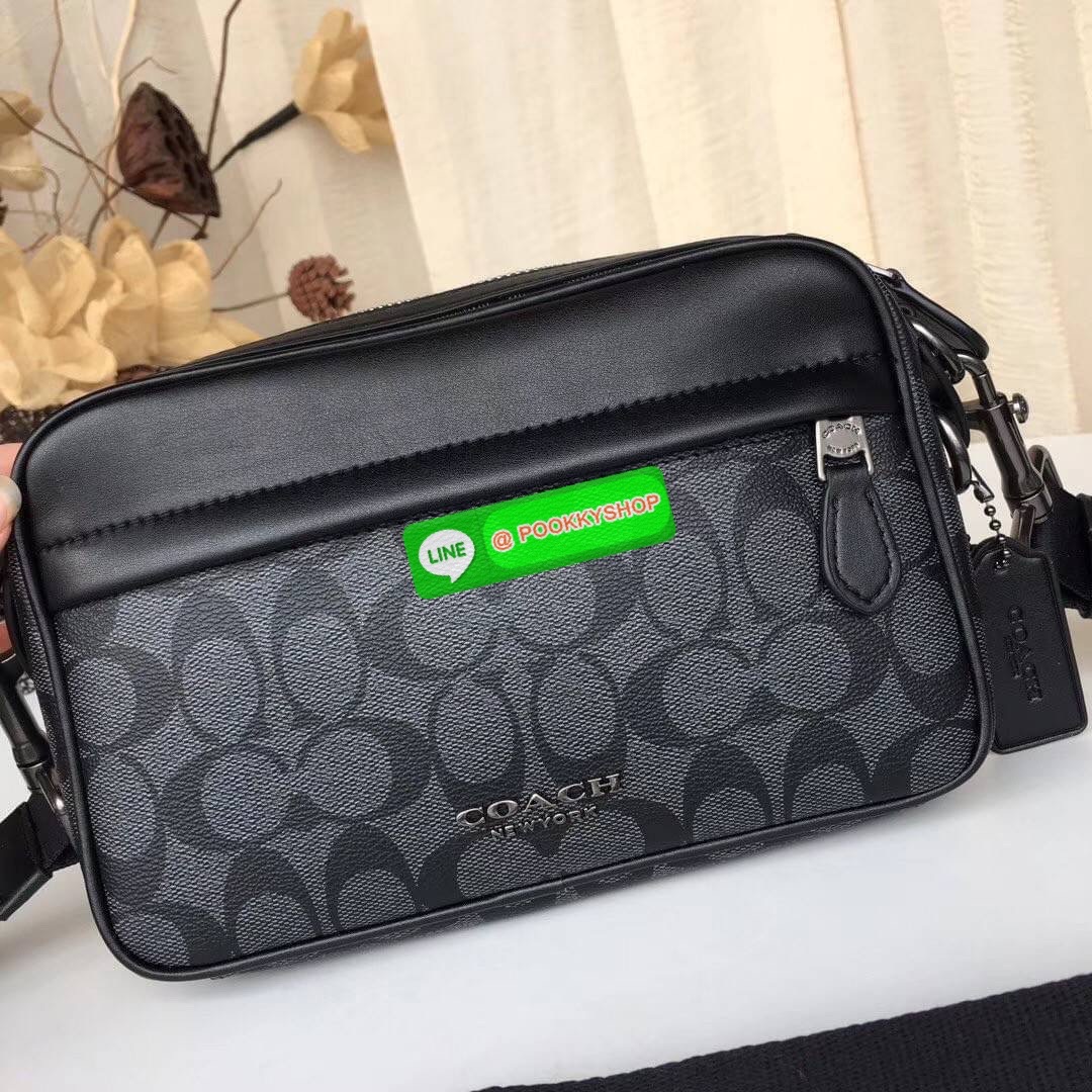 Brand : Coach Graham Crossbody Detail : กระเป๋าสะพาย crossbody ทรงเหลี่ยมชาย ใหม่ล่าสุด ภายในกว้างและ มีช่องว่างหนึ่งช่องใหญ่ ใส่ของได้จำนวนมาก สายสะพายปรับระดับได้ ถือไปทำงานก็เรียบหรู หรือจะสะพายในวันชิวๆ ก็ได้ ซื้อเป็นของขวัญให้แฟน หรือคนในครอบครัวได้เ