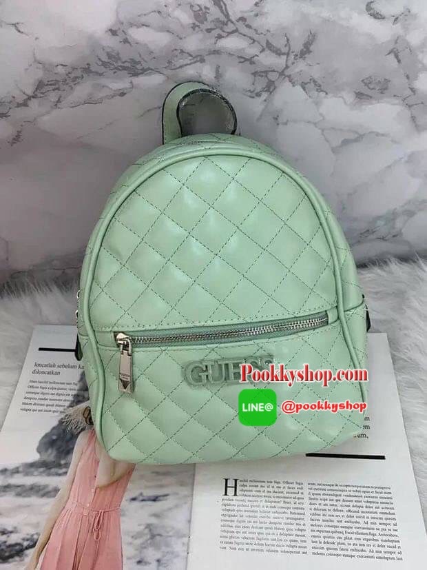 GUESS ELLIANA MINI BACKPACK BAG กระเป๋าสะพายเป้ วัสดุ Saffiano PU คุณภาพดี นิ่ม น้ำหนักเบา ด้านหน้าประดับด้วยโลโก้แบรนด์สวยโดดเด่น มีช่องสำหรับใส่ของด้านหน้า1ช่องใช้งาน ช่องหลักเปิดปิดกระเป๋าด้วยซิปสะดวกใช้ ด้านในโล่งกว้างมีช่องซิปและช่องเล็กสำหรับใส่ของ